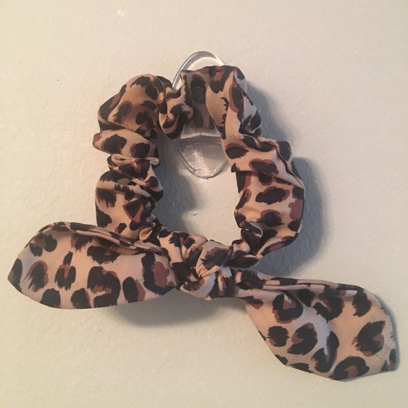 leopard print hair tye. - Picture 3 of 5